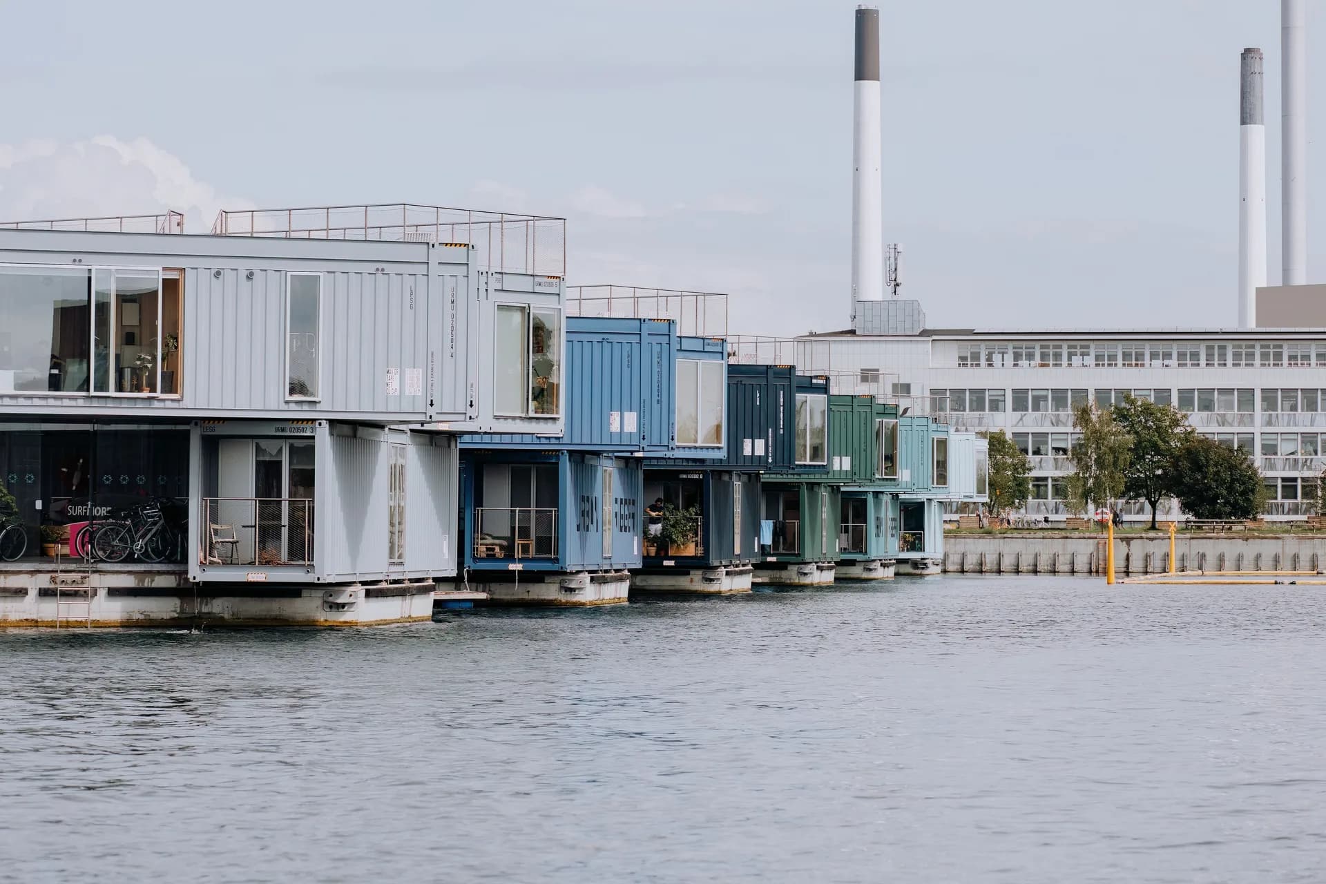 BookNoFees exempelbild: Flervåningshus byggda av containrar vid vattnet med stora fönster