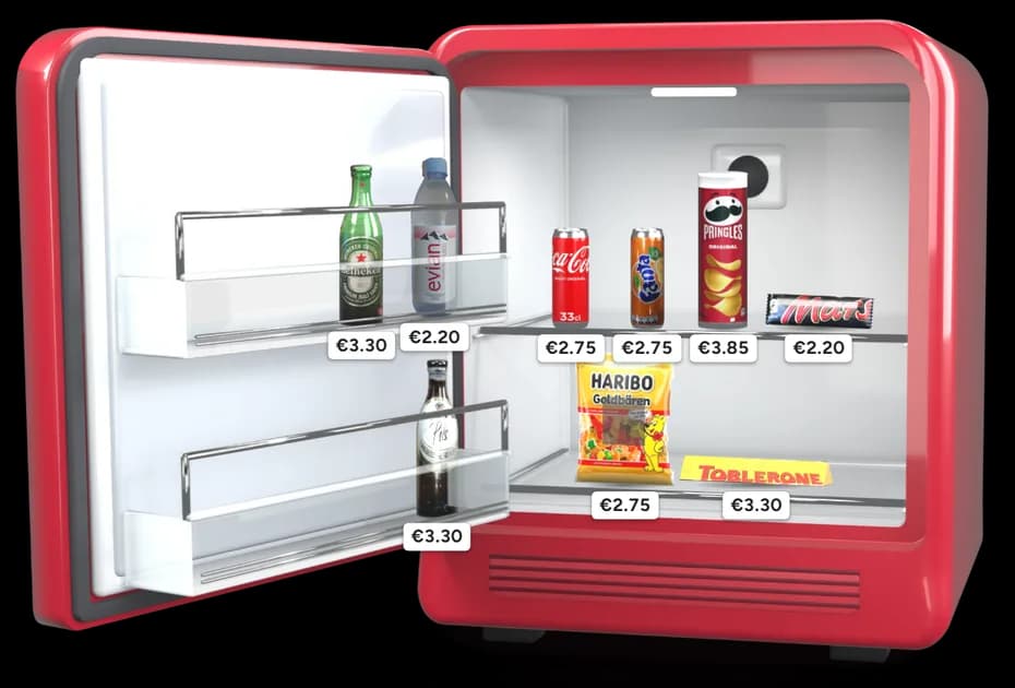 BookNoFees minibar som dina gäster ser den: öppen, med drycker, snacks och ett pris på varje produkt