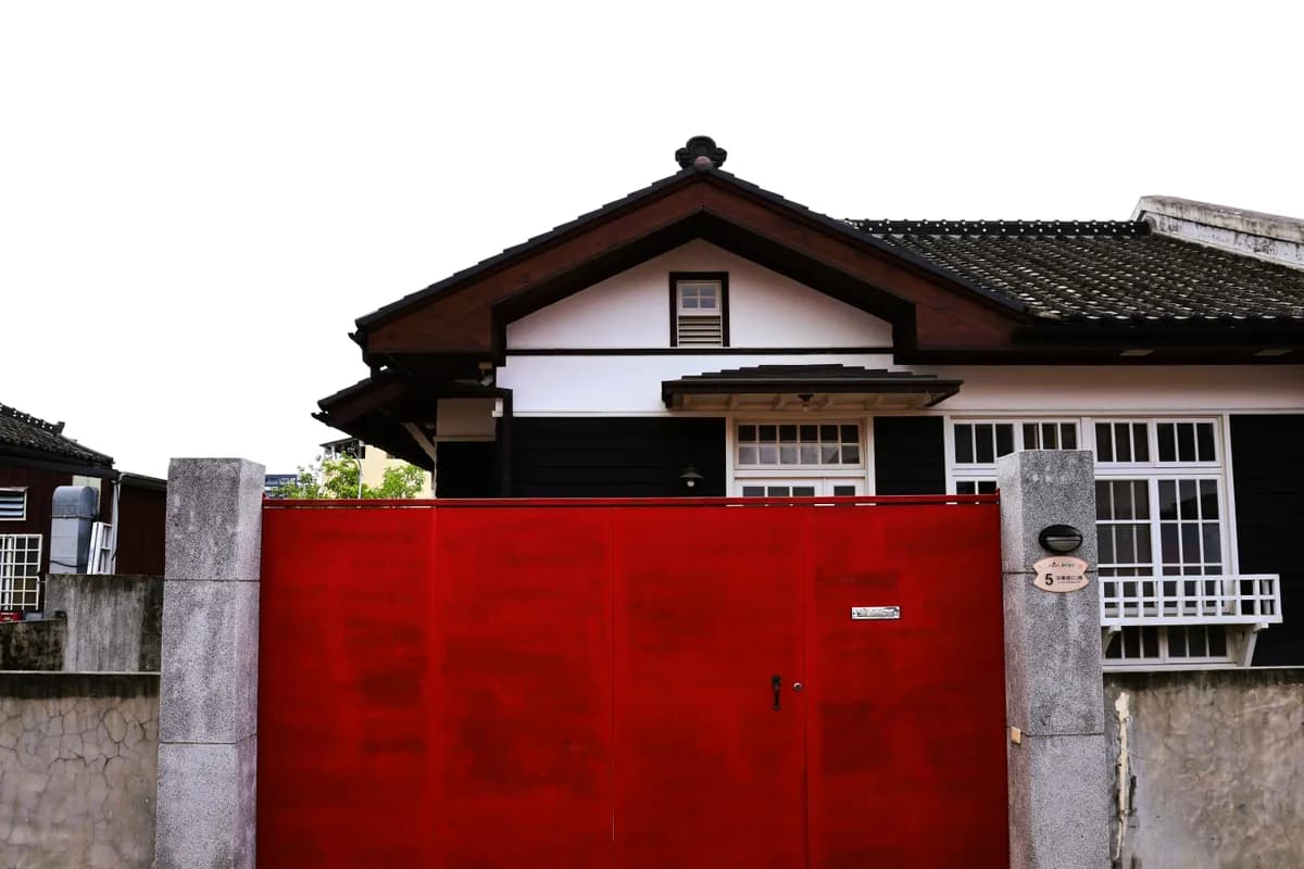 BookNoFees exempelbild: Traditionellt hus med röd port i Taiwan