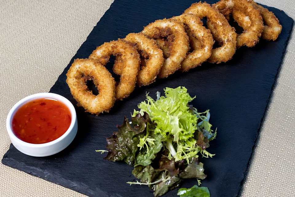 BookNoFees: Exempelbild: Friterade bläckfiskringar med sallad och dipsås