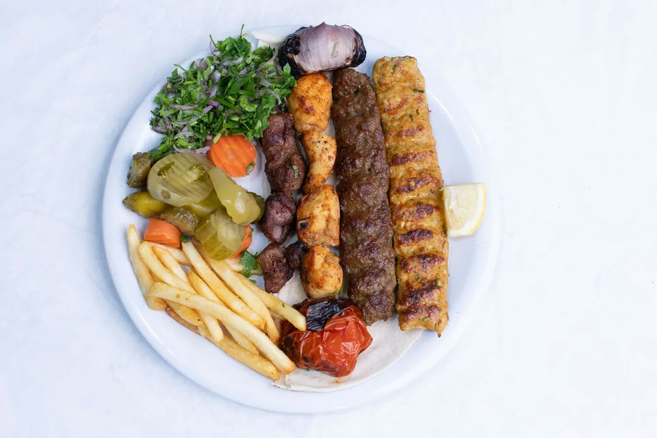 BookNoFees: Exempelbild: Grillade kebab serverade med sallad och pommes frites