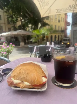 Kafé – BookNoFees: bild från Jens Scafartis recension av Moka Domus