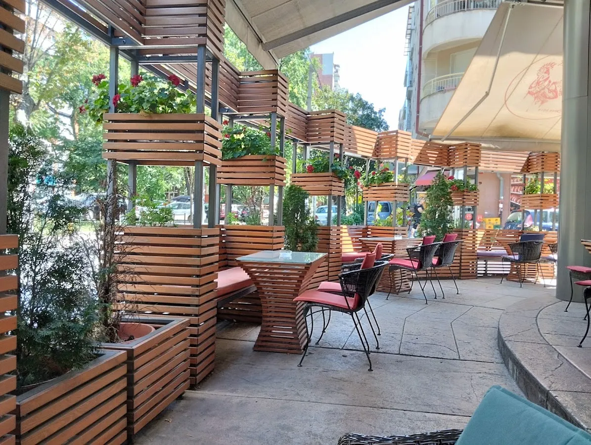 BookNoFees: Kafé – Rooster Cafe – Belgrade – Rooster Café, bild 1