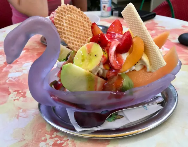 BookNoFees: Glass – Sagui Eiscafe – Wetter (Ruhr) – Välkommen till glasscaféet, bild 2