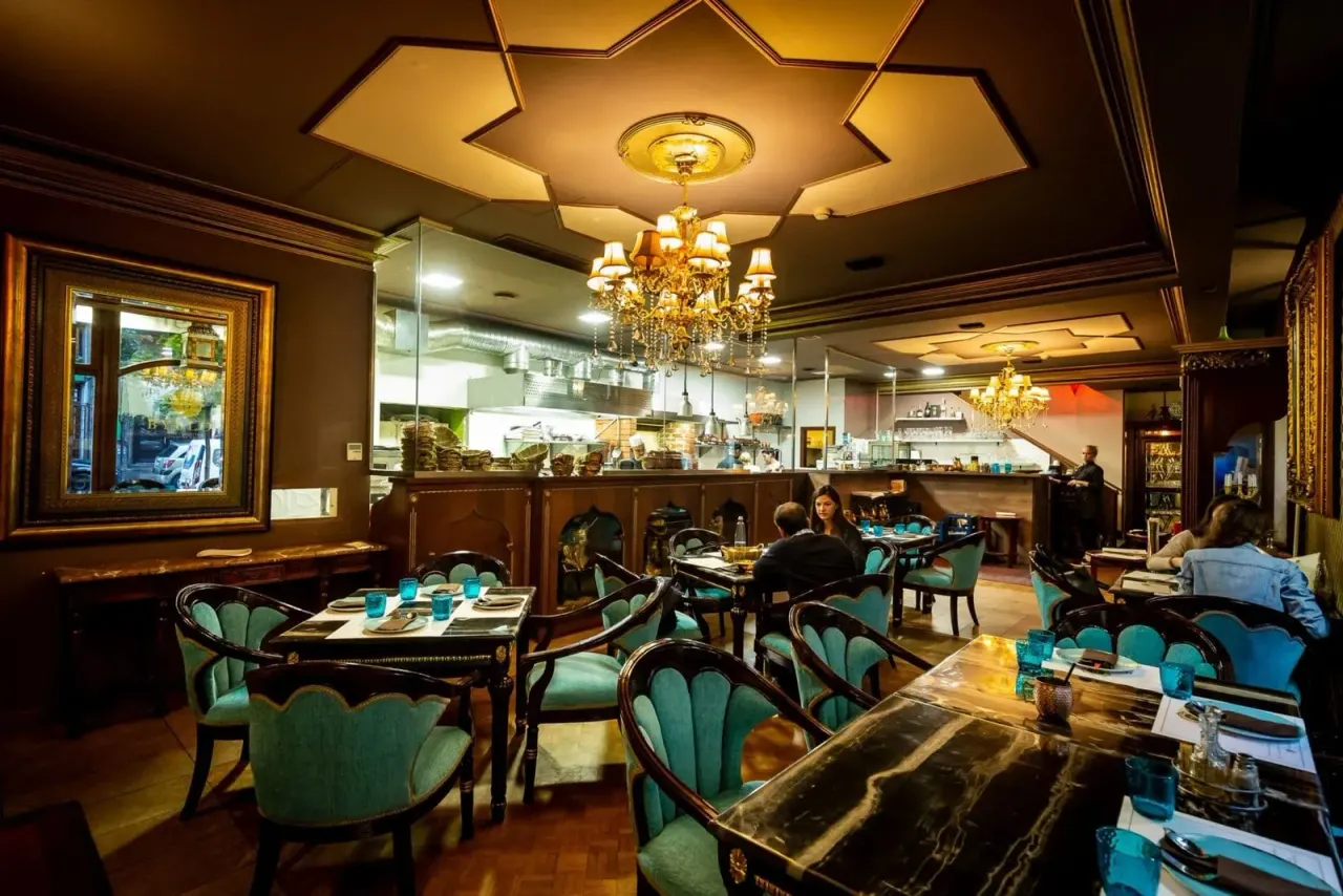 BookNoFees: Restaurang – Byblos – Budapest – Byblos, bild 1