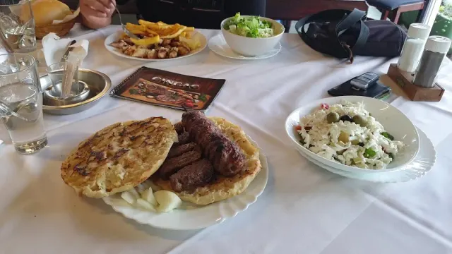 BookNoFees: Restaurang – Čingač – Zagreb – Svängande pinne, bild 3