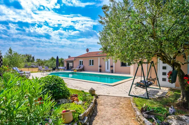 BookNoFees: Semesterhuset Una med privat pool och trädgård – Fazana