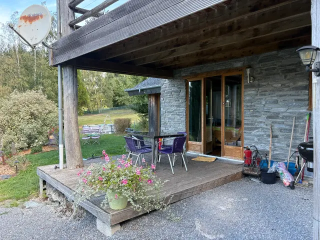 BookNoFees: Lugnt lägenhet i naturskön miljö med täckt terrass och pool – Membre Sur Semois