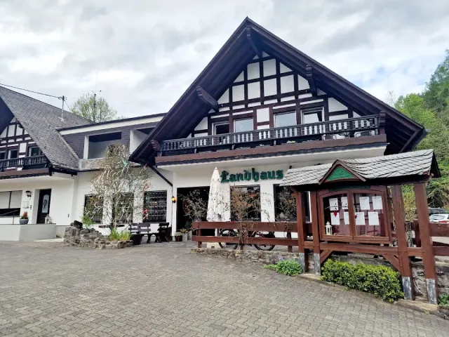 BookNoFees: Restaurang – Landhaus im Grund – Lennestadt – Lantgård i Grund, bild 2