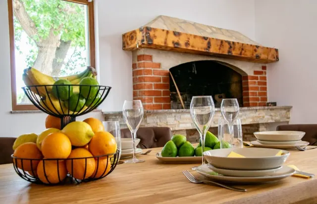 BookNoFees: En lugn, rustik villa med privat pool – Posedarje