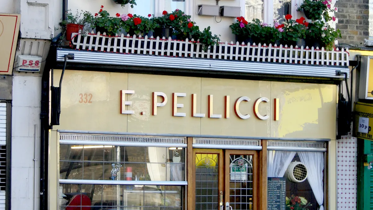 BookNoFees: Kafé – E. Pellicci – London – E. Pellicci, bild 1
