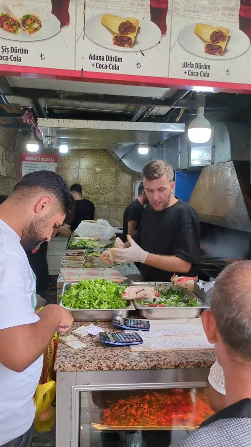 BookNoFees: Kafé – Dürümcü Mustafa – Istanbul – Mustafa, dürümförsäljaren, bild 2