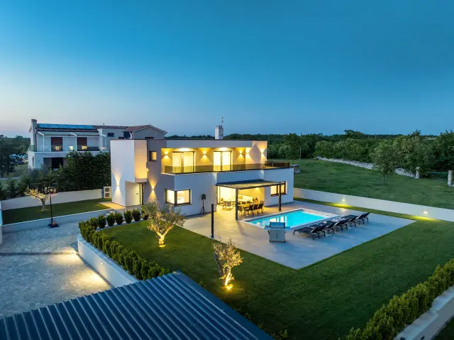 BookNoFees: Rymlig villa med privat pool och trädgård – Juršići