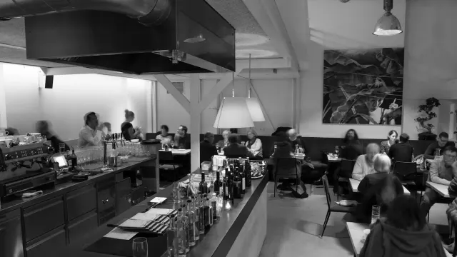 BookNoFees: Restaurang – Das Lokal im Hof – Vienna – Restaurangen i innergården, bild 2