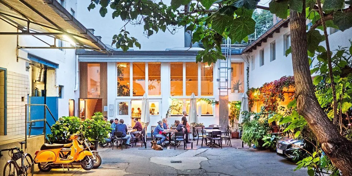BookNoFees: Restaurang – Das Lokal im Hof – Vienna – Restaurangen i innergården, bild 1