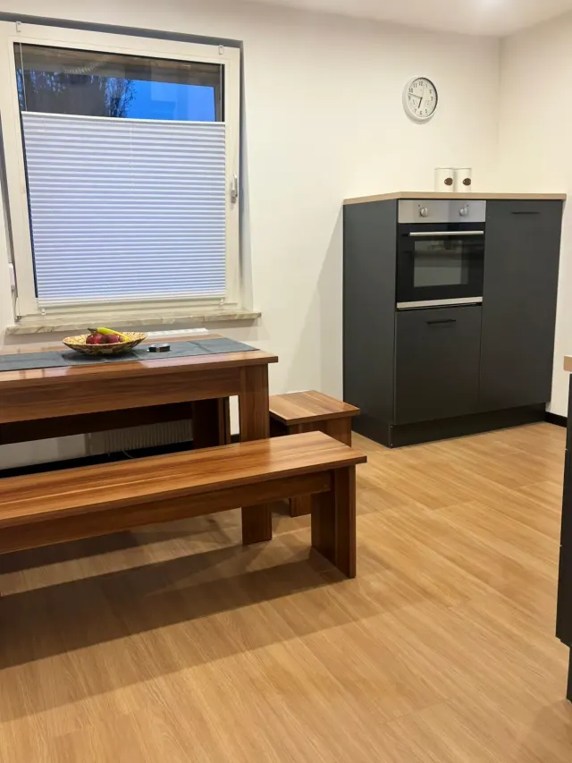 BookNoFees: Modern lägenhet på bottenvåningen med trädgård och grill – Bodenwerder