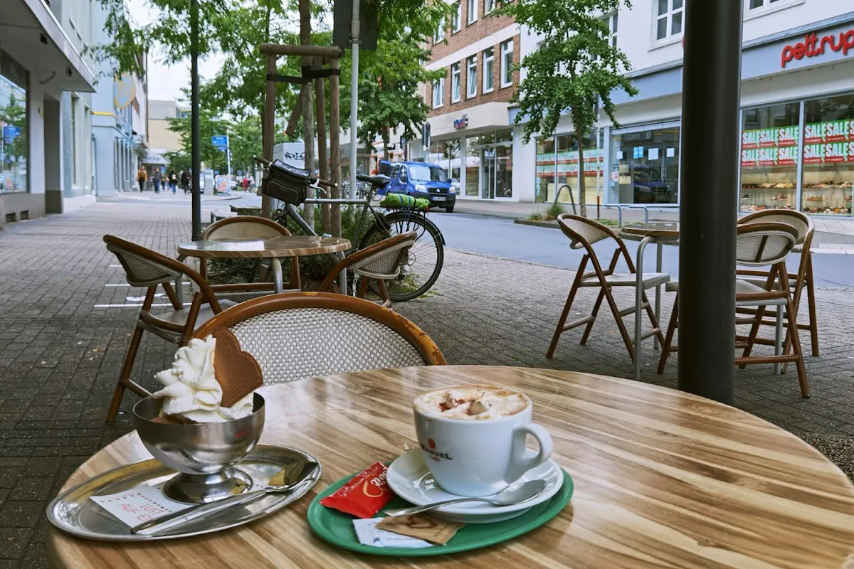 BookNoFees: Glass – Tiziana Eiscafé – Dortmund – Tiziana Eiscafé, bild 1