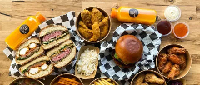 BookNoFees: Snackbar – Black Cat Burgers – Warsaw – Black Cat Burgers, bild 2