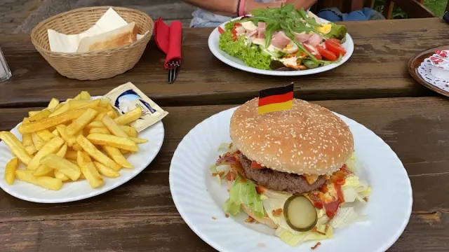 BookNoFees: Restaurang – Schloßberg-Alm – Medebach – Schloßberg-Alm, bild 3