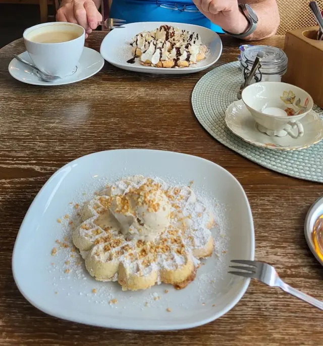 BookNoFees: Kafé – Helga's Waffelstübchen – Hallenberg – Helgas våffelcafé, bild 2