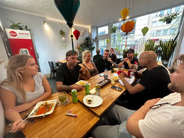 BookNoFees: Snackbar – Good morning Vietnam – Aachen – Restaurang med ett långt bord och färgglada lyktor som hänger från taket, bild 4
