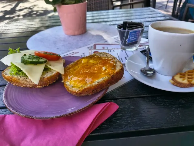 BookNoFees: Restaurang – Pama's Cafe – Kamen – Pams kafé, bild 2