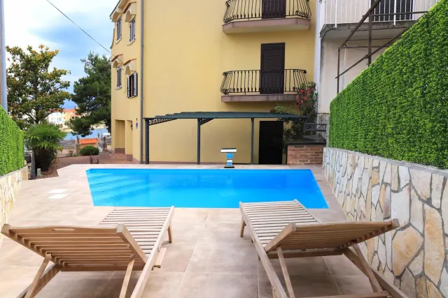 BookNoFees: En lugn villa med pool och balkong vid havet – Malinska