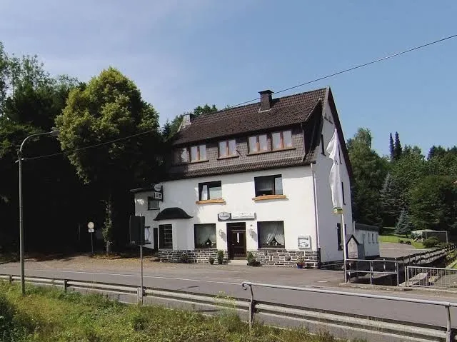 BookNoFees: Restaurang – Landgasthof Zum Lindenbaum – Finnentrop – Lantgårdsrestaurang Zum Lindenbaum, bild 1