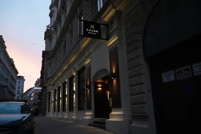 BookNoFees: Restaurang – Chuan – Vienna – John, bild 3