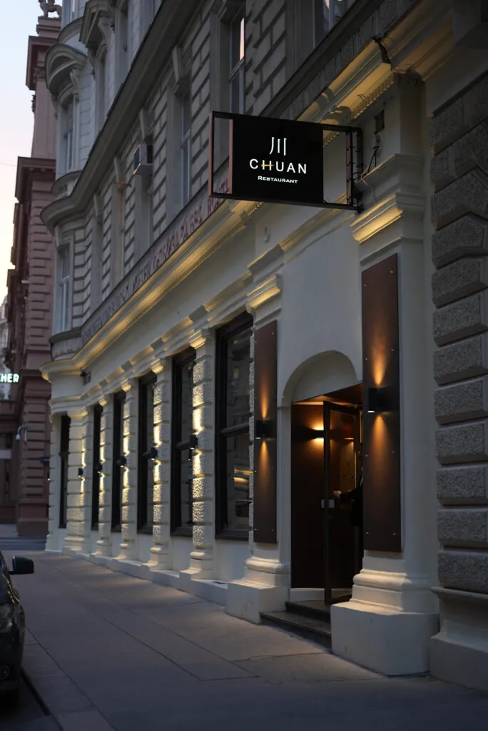 BookNoFees: Restaurang – Chuan – Vienna – John, bild 1