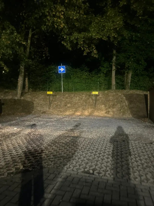 BookNoFees: Bar – Coffeeshop Down Under – Kerkrade – Trottoar med kullersten och gatuskyltar, bild 2