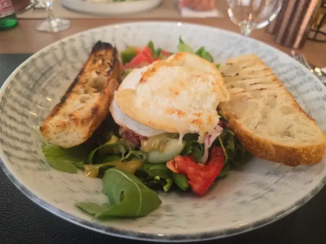 BookNoFees: Restaurang – Anavi – Bratislava – Den där, bild 2