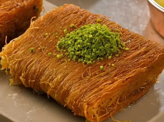 BookNoFees: Restaurang – DİYARZADE KÜNEFE, KATMER, BAKLAVA, VE TATLI – Istanbul – DİYARZADE KÜNEFE, KATMER, BAKLAVA OCH DESSERT, bild 2