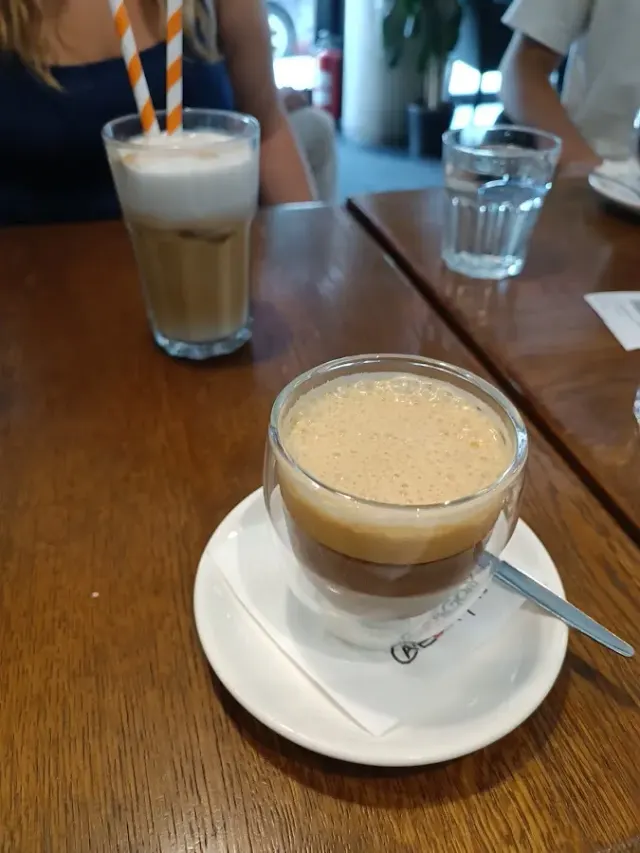 BookNoFees: Kafé – Cafe&Factory – Belgrade – Café & Fabrik, bild 2