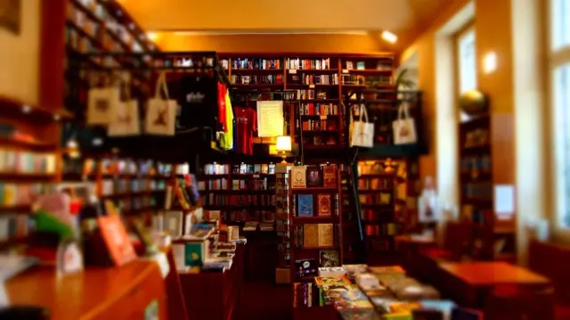 BookNoFees: Kafé – Globe Bookstore & Café – Prague – Globe Bokhandel & Café, bild 3