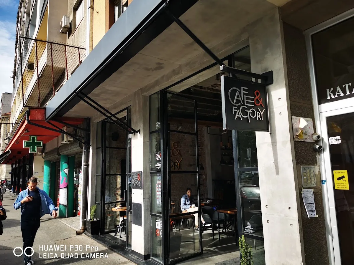BookNoFees: Kafé – Cafe & Factory – Belgrade – Café & Fabrik, bild 1