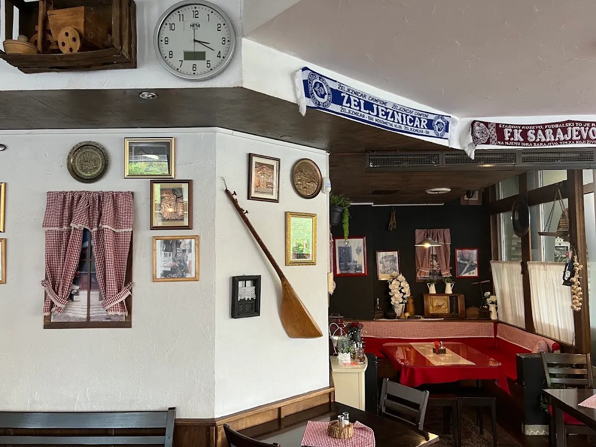 BookNoFees: Snackbar – Deset v pol – Ljubljana – Tio över halv, bild 1