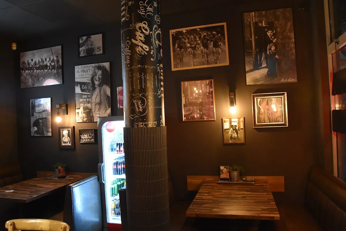 BookNoFees: Restaurang – Chicago's Pizza – Warsaw – Pizza från Chicago, bild 1