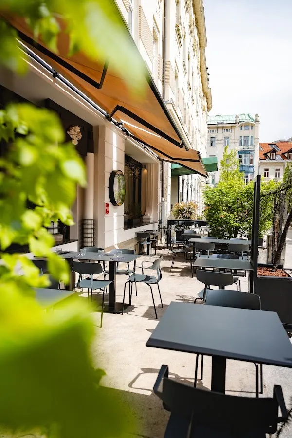 BookNoFees: Restaurang – Aftr – Ljubljana – Efter, bild 1