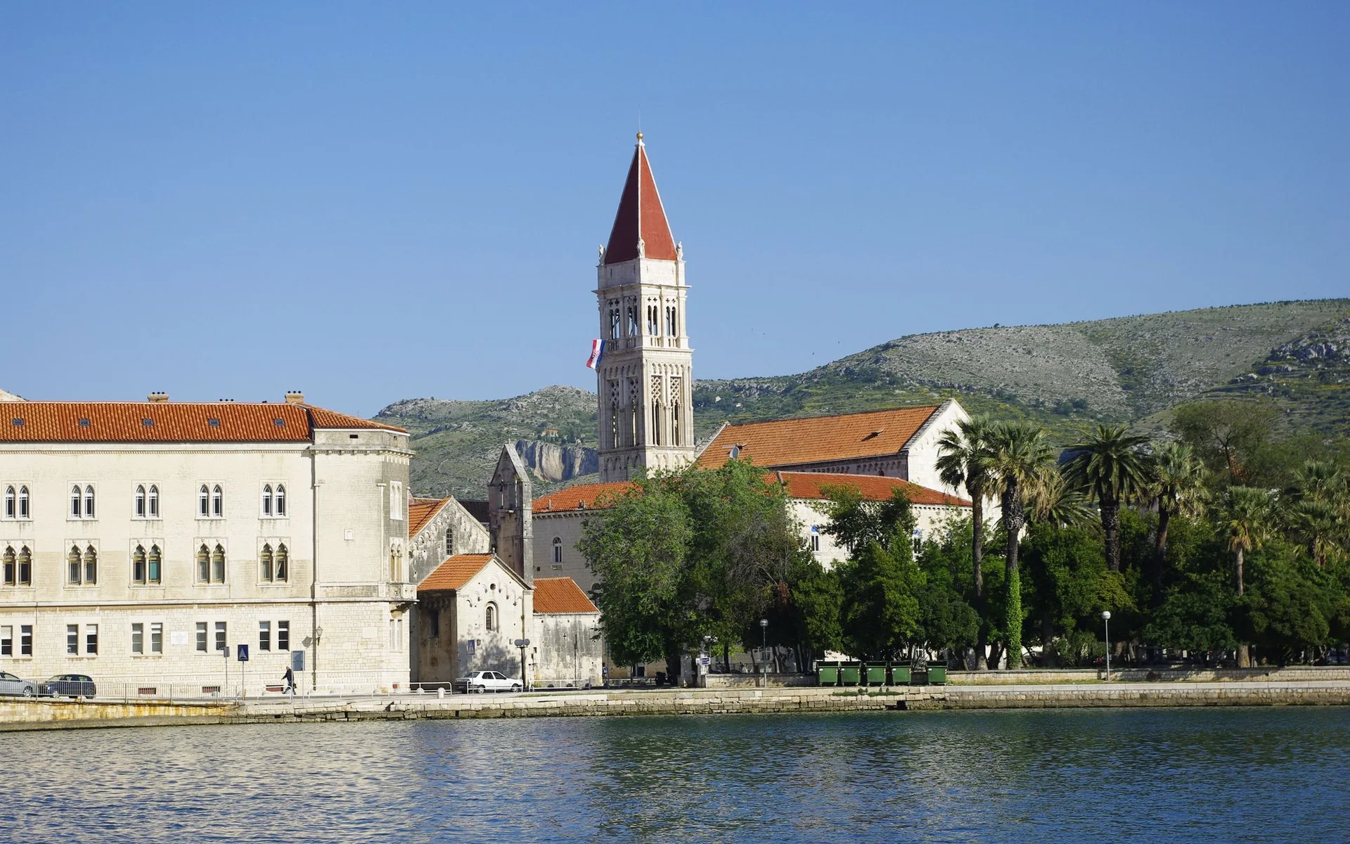 Strandpromenaden i Trogir med det historiska kyrktornet
