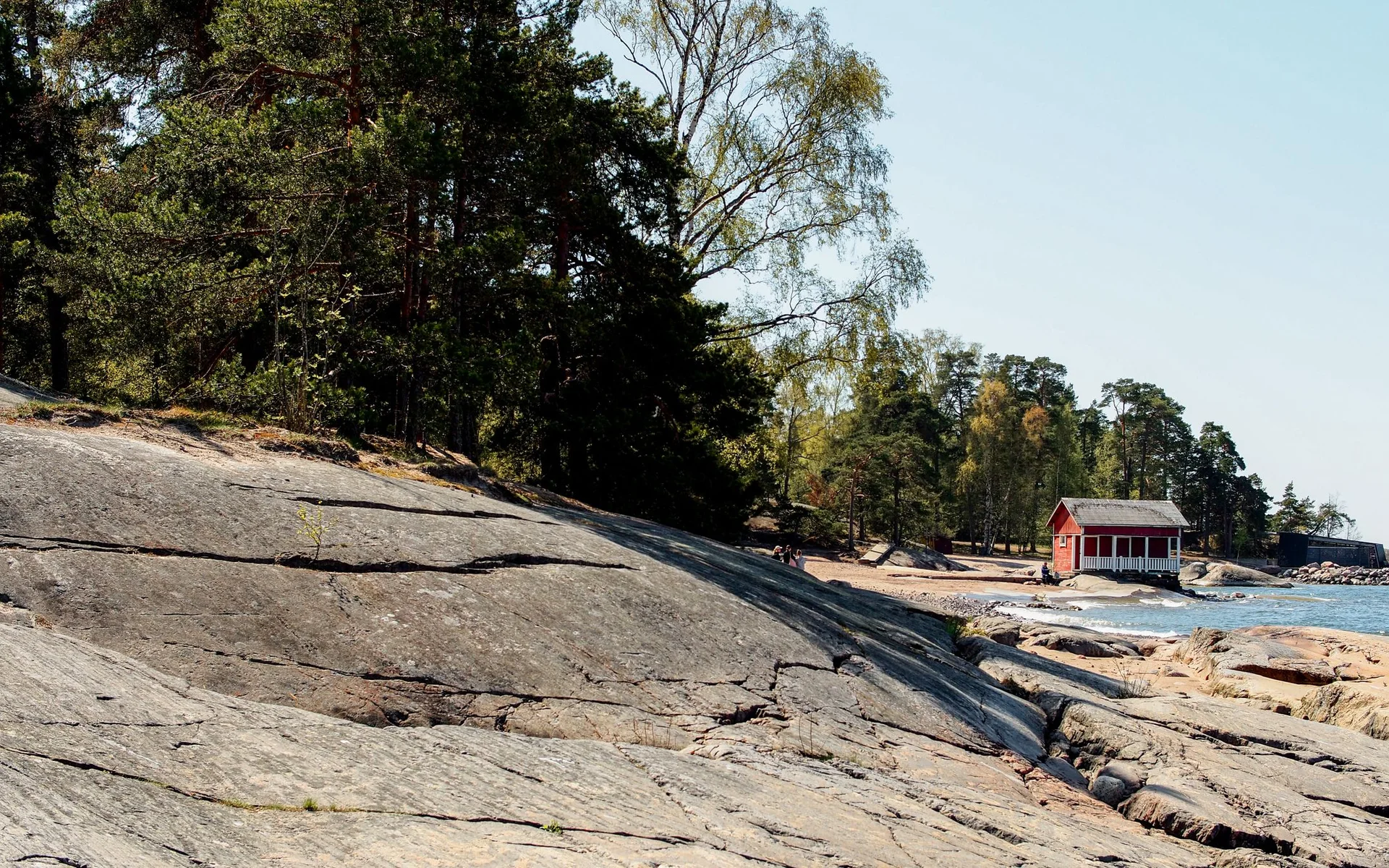 Röd stuga vid Helsingfors klippiga kust