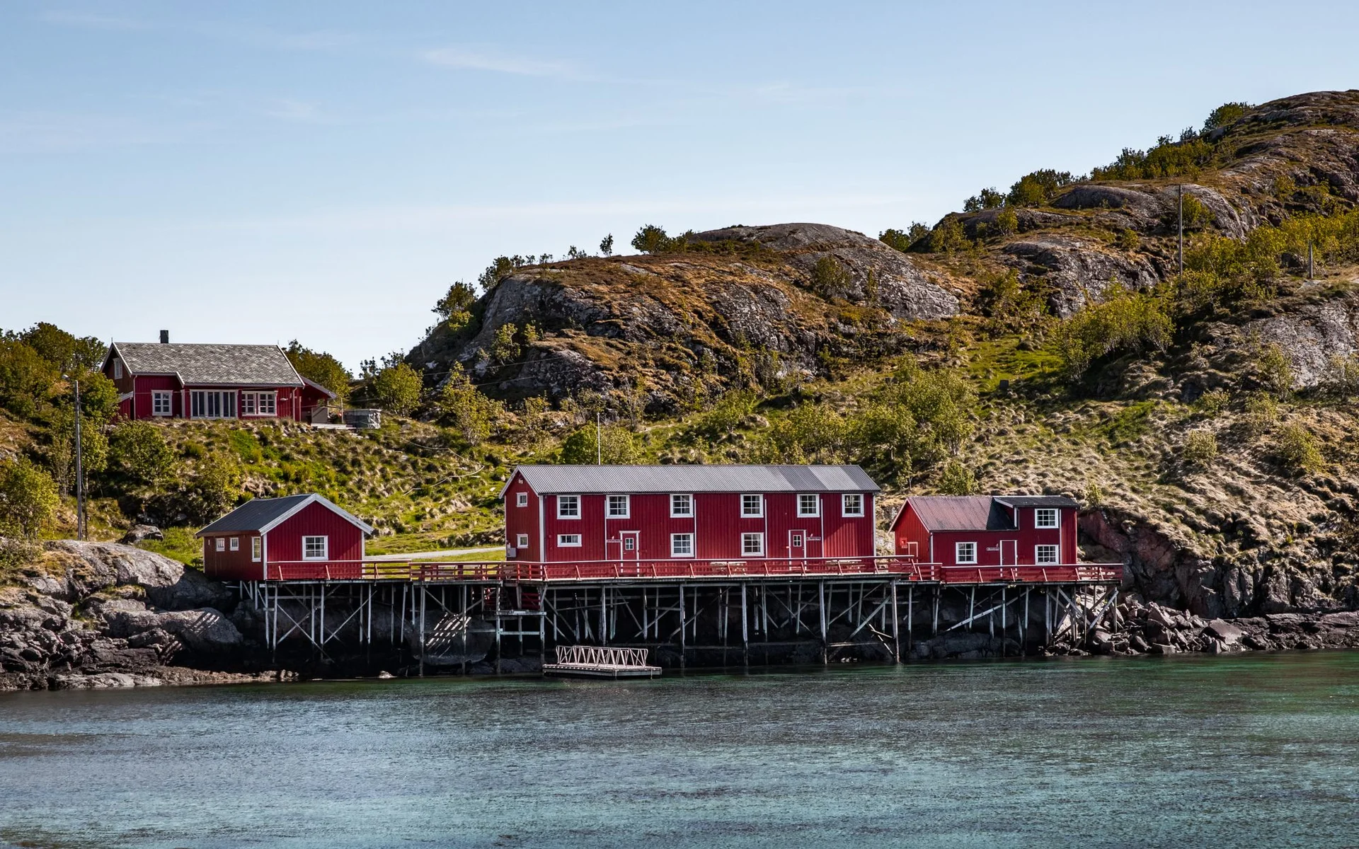 Röda hus vid vattnet i Nordland, Norge