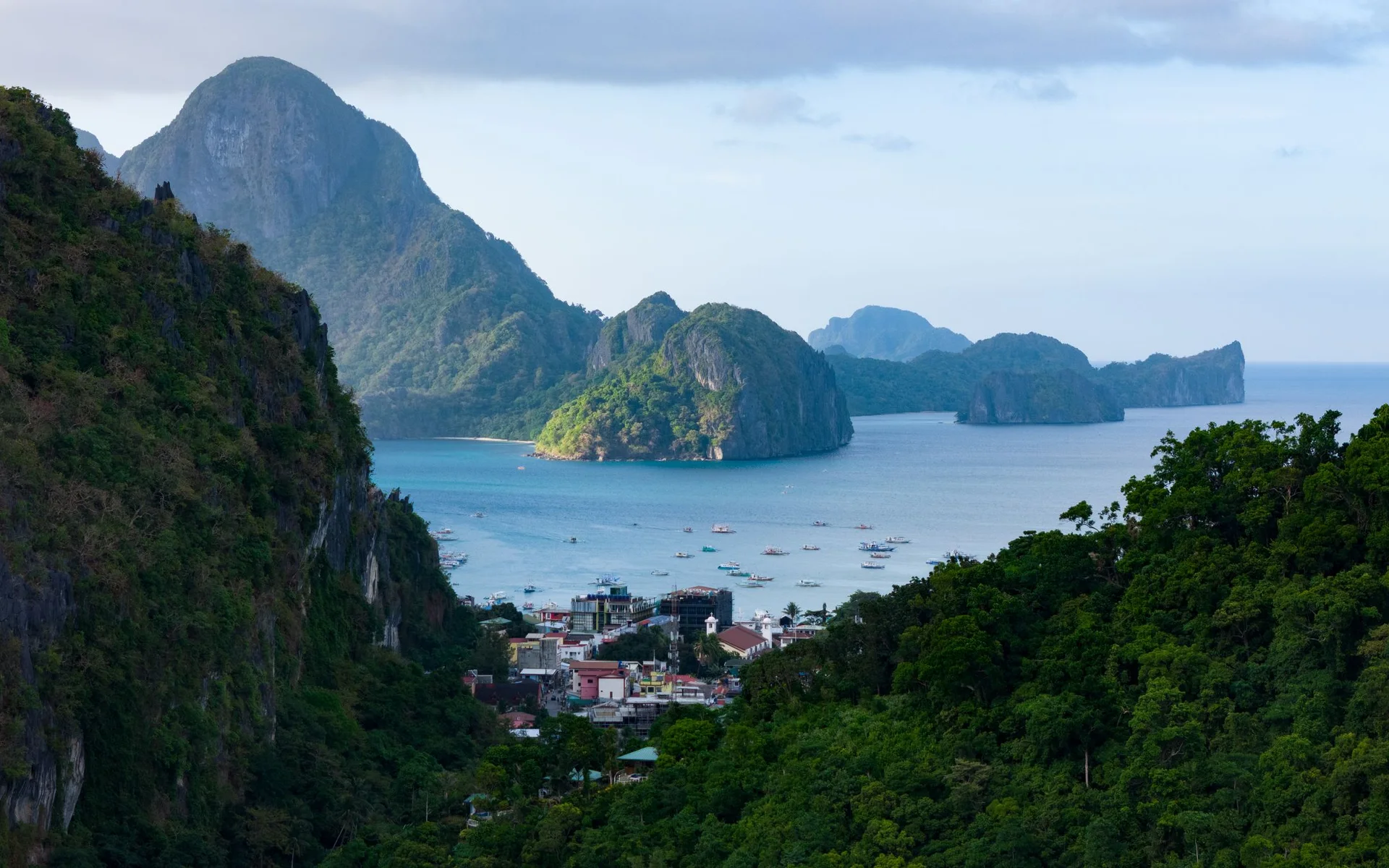 Gröna öar och blått hav vid El Nido på Palawan