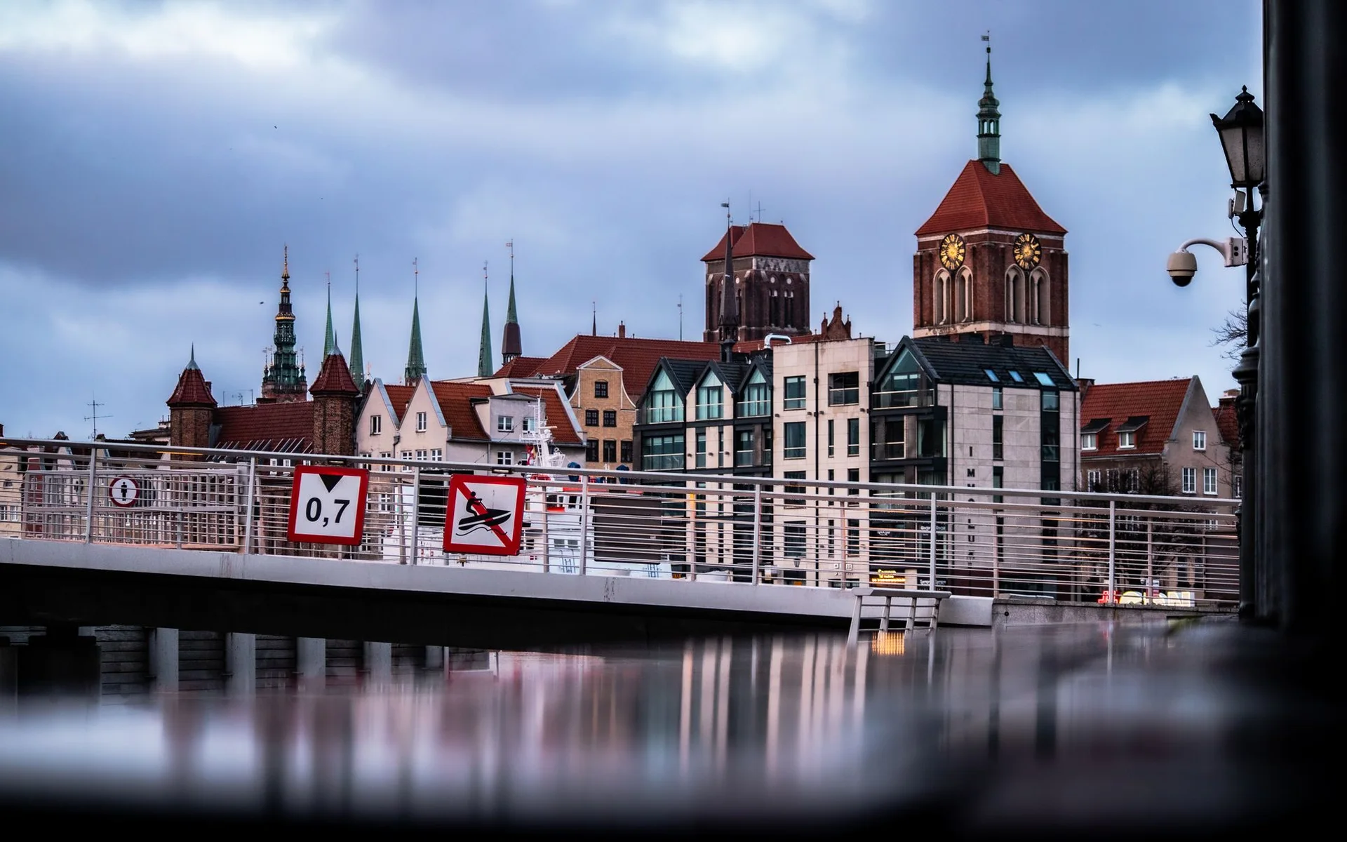 Historiska byggnader längs strandpromenaden i Gdansk