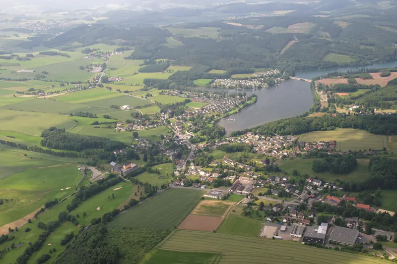 Sorpesee sett från luften, med byn Amecke vid dess östra strand och Sauerlands skogsklädda kullar runt omkring