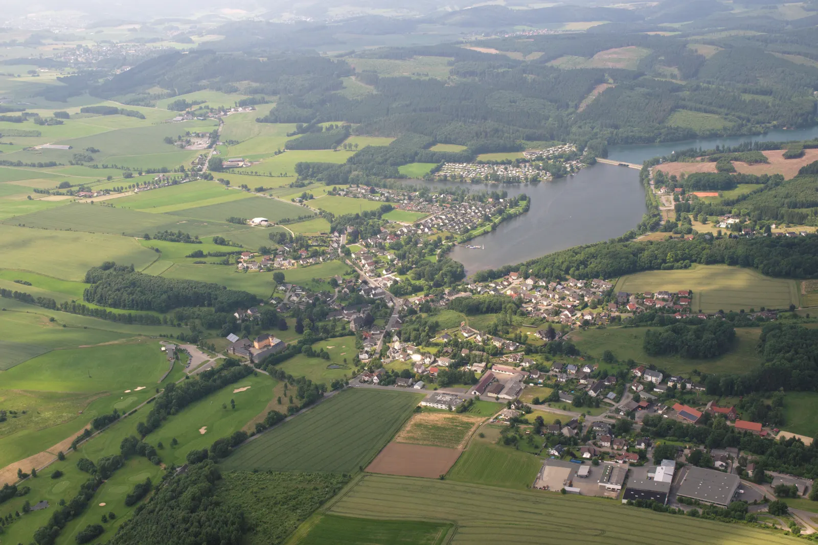 Sorpesee sett från luften, med byn Amecke vid dess östra strand och Sauerlands skogsklädda kullar runt omkring