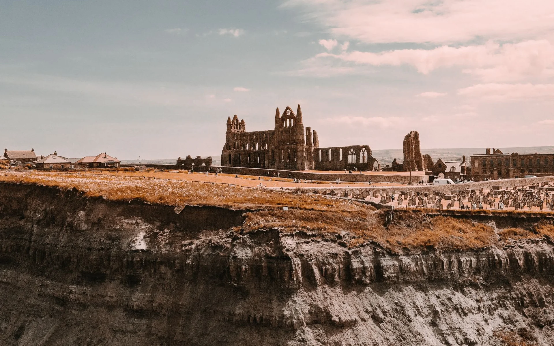 Ruinerna av Whitby Abbey ovanför den engelska kusten