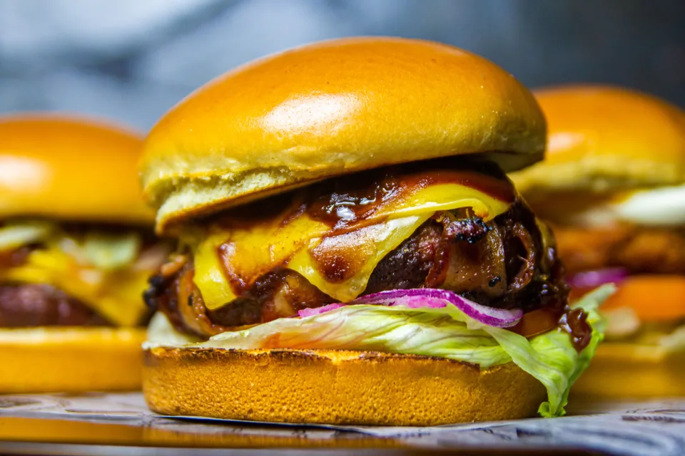 BookNoFees: Exempelbild: Cheeseburgare med sallad och tomat