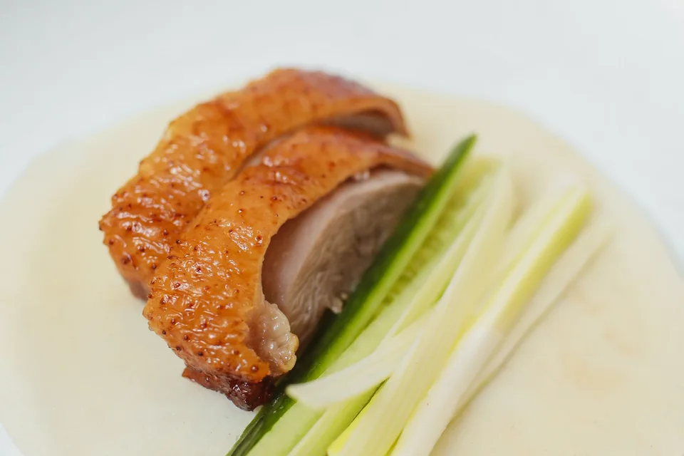 BookNoFees: Exempelbild: Krispig Pekinganka med gurka och vårlök på en tunn pannkaka