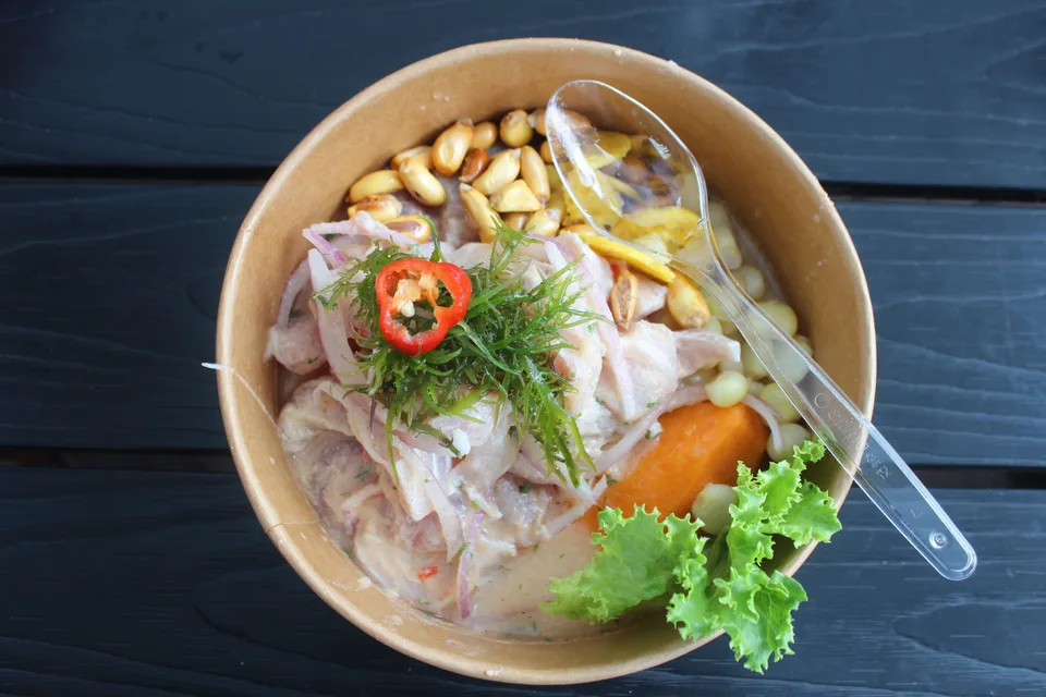 BookNoFees: Exempelbild: Fiskceviche med lök och majs